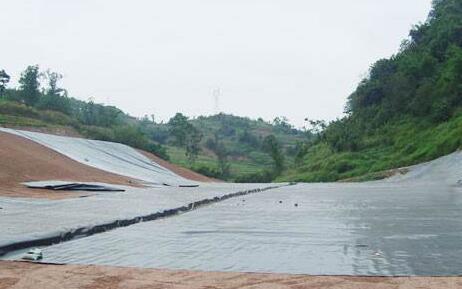 Φ80軟式透水管配合復(fù)合土工膜庫底到位施工