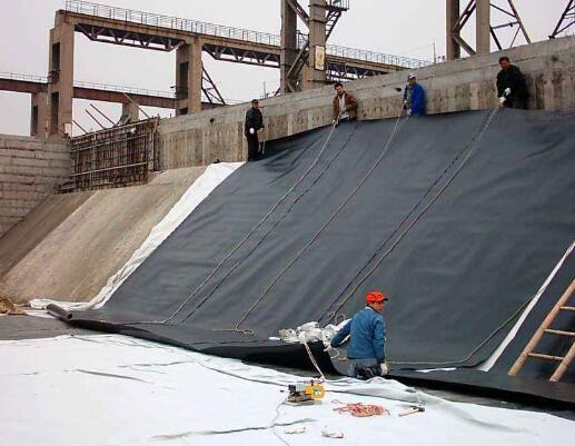 領翔土工膜鋪設時需要做哪些工作