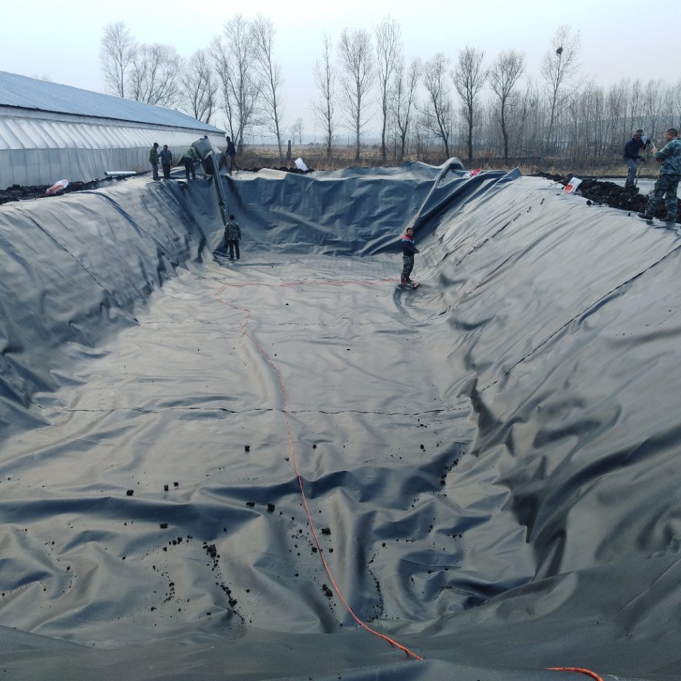 HDPE土工膜怎么施工更能復(fù)合污水池防滲要求?