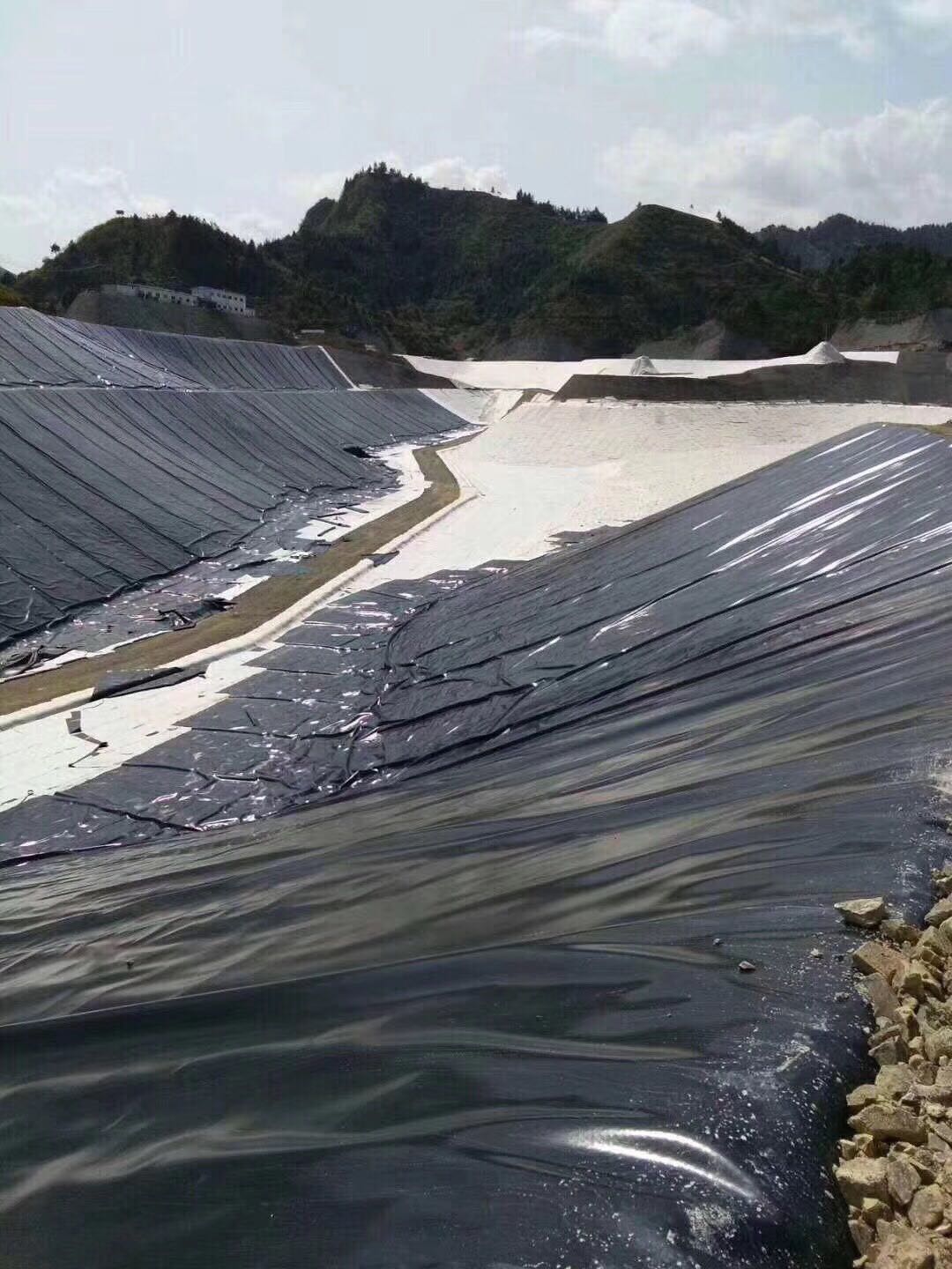 HDPE防滲膜在污水蒸發(fā)池鋪設(shè)特有步驟有哪些？