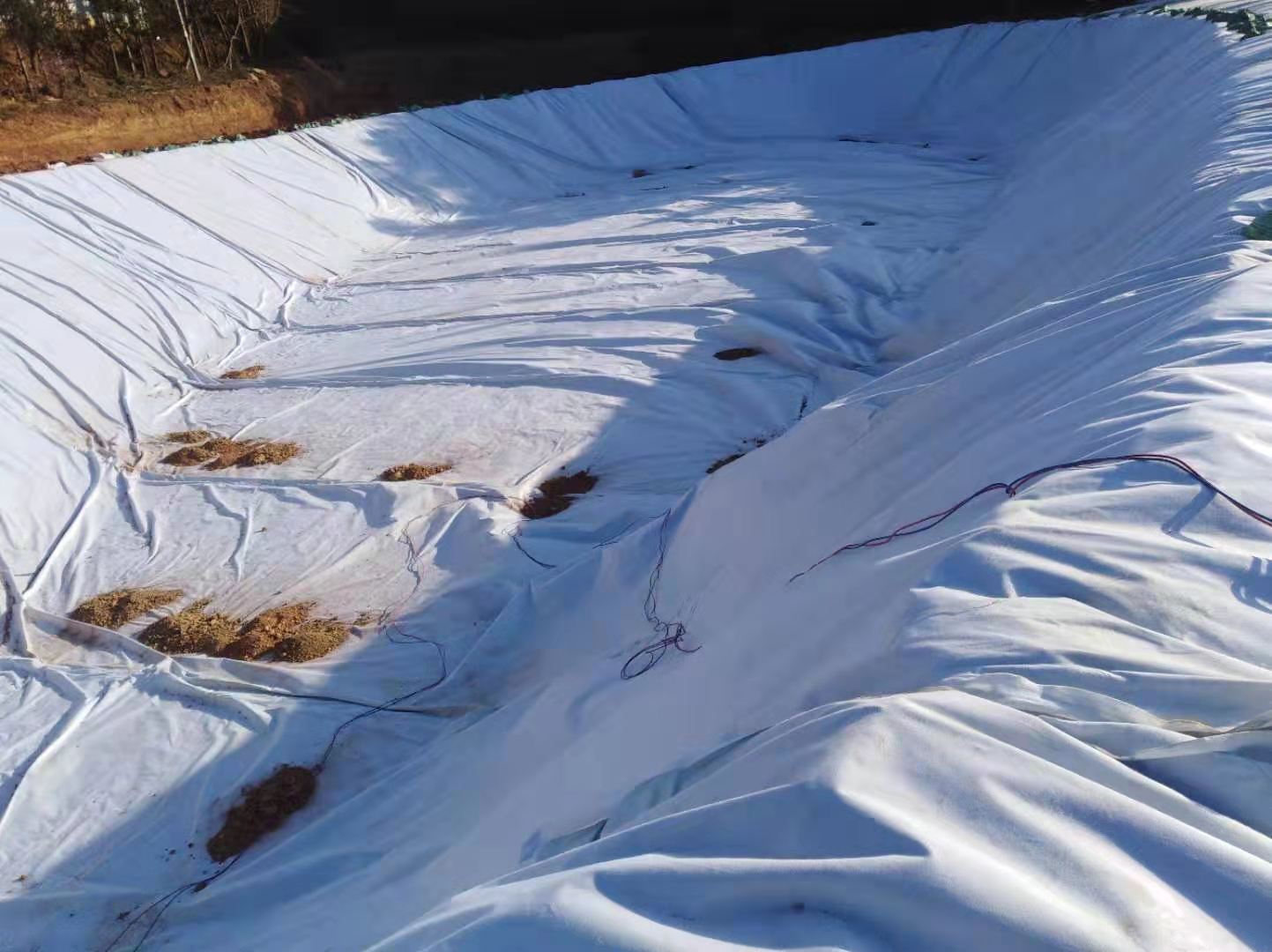 復(fù)合土工膜在圍堰薄弱環(huán)節(jié)如何施工？