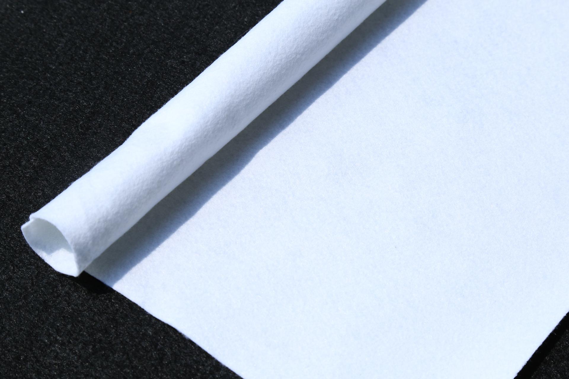 鋪設(shè)土工布對于減少壩體沉降量有明顯作用