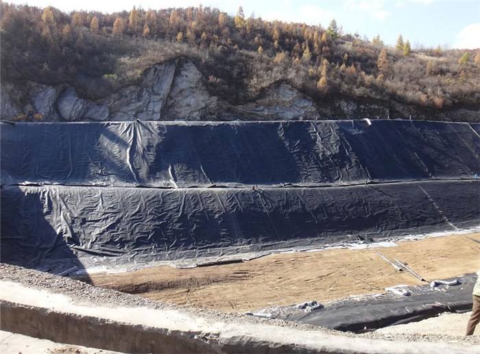 膨潤(rùn)土防水毯及土工膜在填埋場(chǎng)擴(kuò)容的施工順序