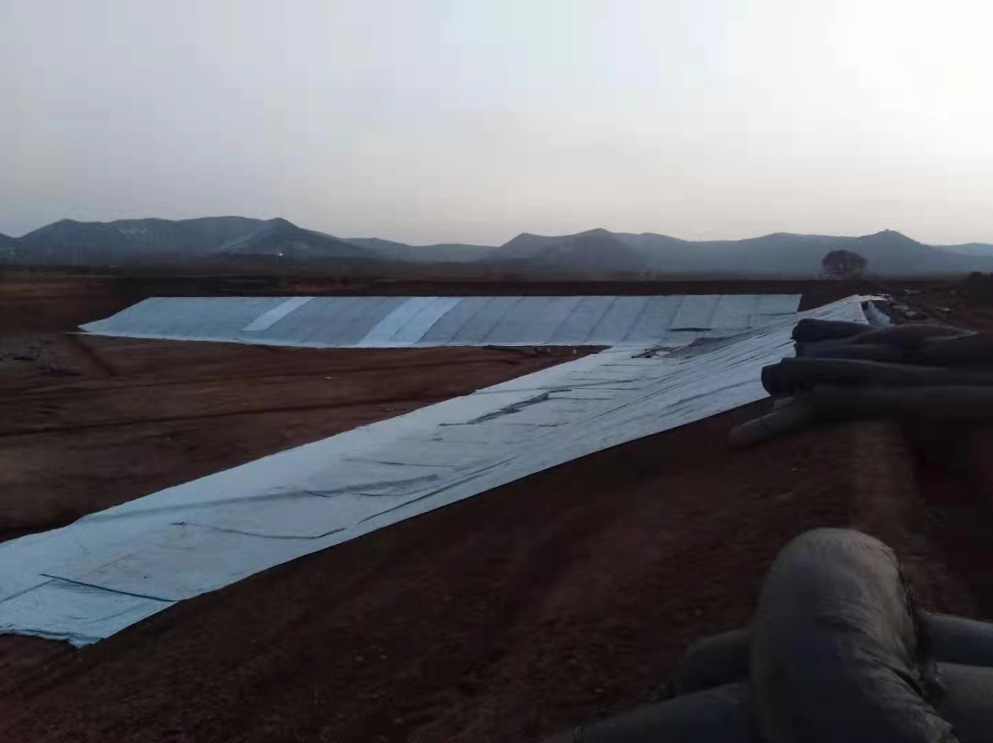 尾礦庫中土工布特性對(duì)反濾性能影響