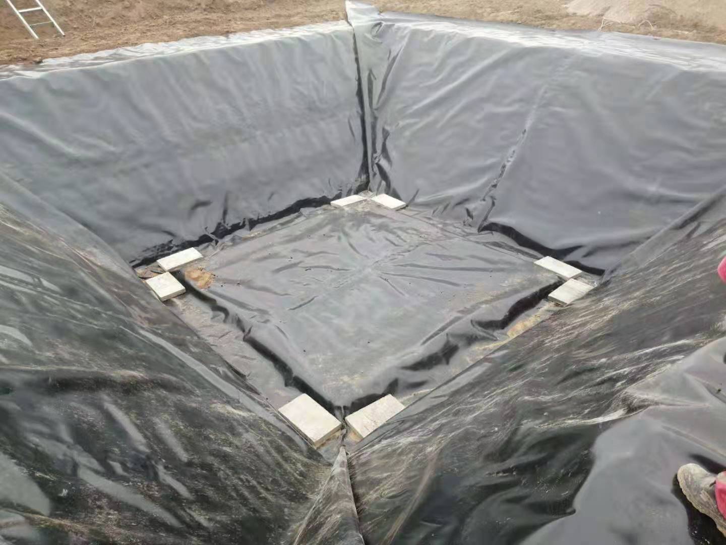 如何選擇高堆石壩防滲膜墊層？