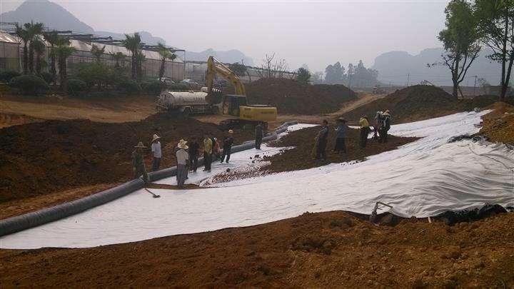 防滲膜墊層在鋪設(shè)過(guò)程中的施工方法