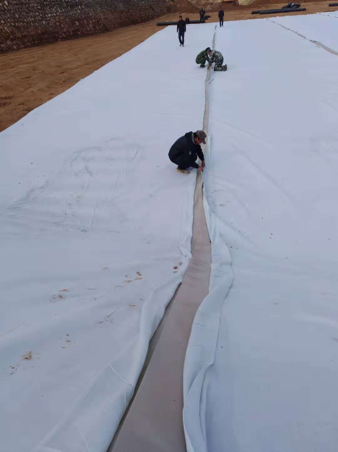 土工布的連接采用膜焊布縫的方式