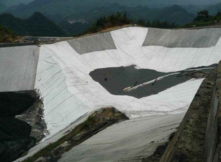 膨潤土防水毯可保證景觀湖有穩(wěn)定水源補充