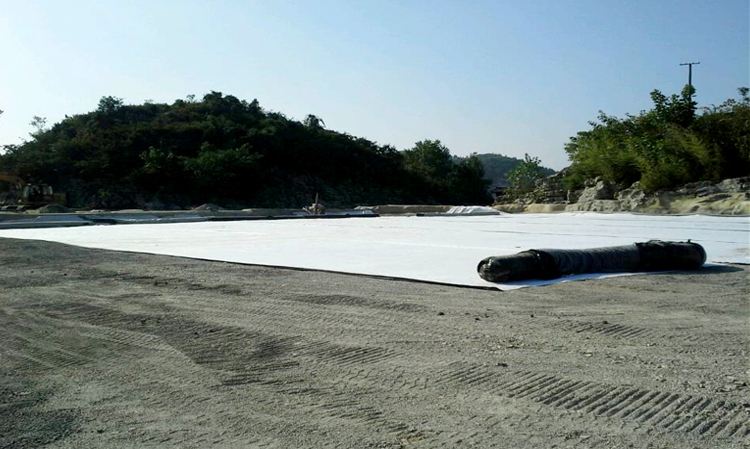 人工湖底及湖岸采取土工膜防滲的優(yōu)缺點(diǎn)