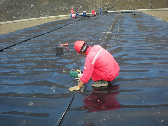 對(duì)焊接鋪焊后發(fā)現(xiàn)的土工膜修補(bǔ)過程