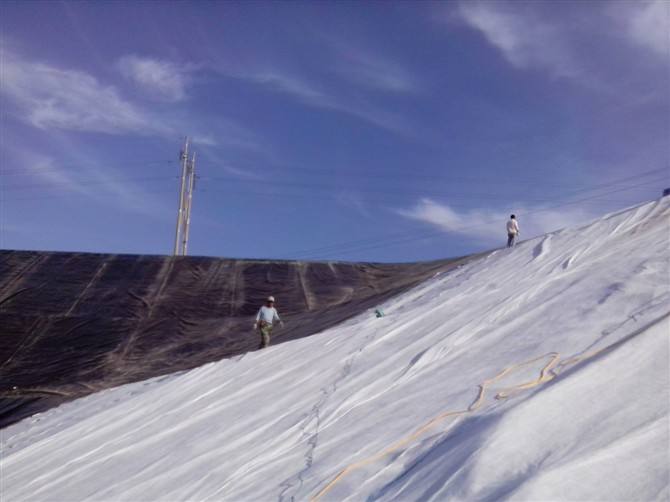 水庫鋪設(shè)土工膜出現(xiàn)裂口如何補(bǔ)救