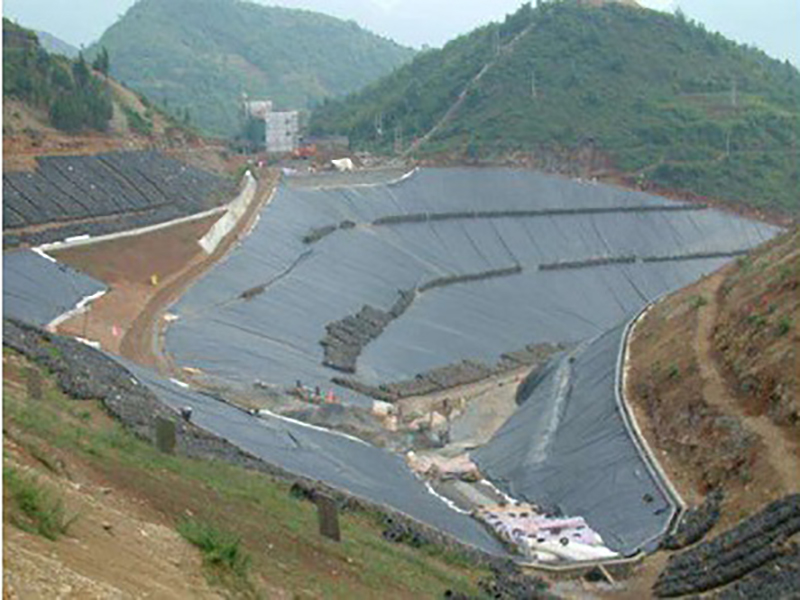 土工膜面板鋪設(shè)施工過(guò)程