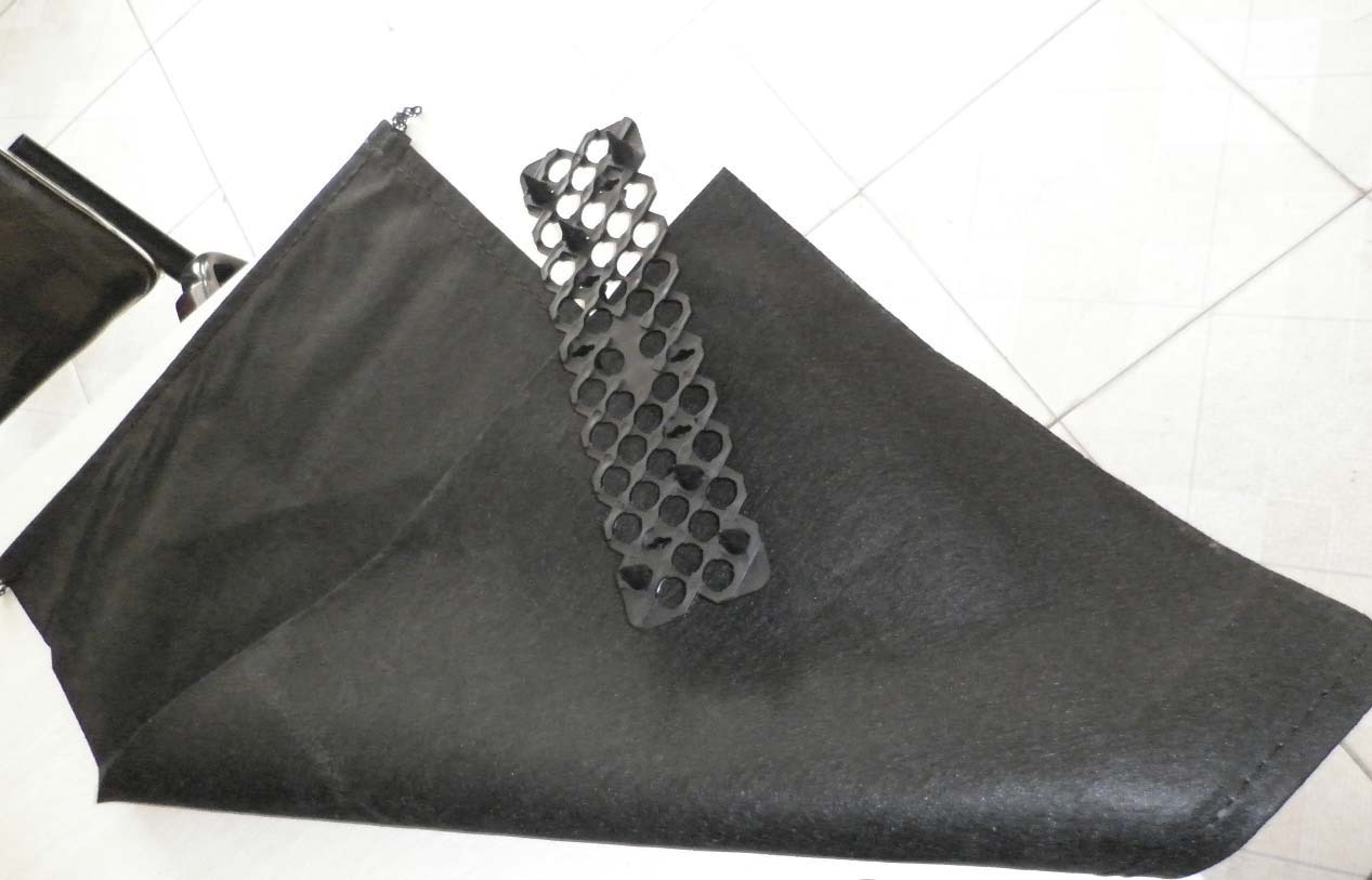 生態(tài)袋之間的連接扣(鎖扣)可形成穩(wěn)定三角形