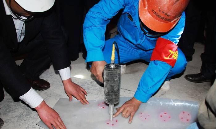 施工人員焊接防水板和熱熔墊片的主要工具是什么？