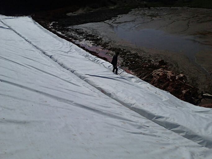 土工膜在防滲、成本、可靠度及耐久性等方面的比較