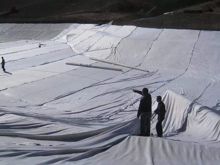 土工膜支持層基礎(chǔ)處理前防滲施工應(yīng)進行壓實