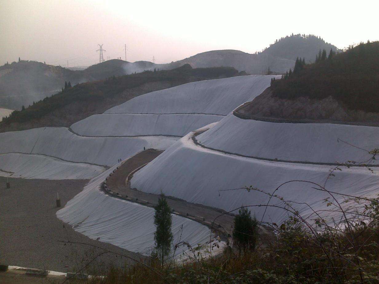 復合土工膜的滲漏量計算包括哪些方面？