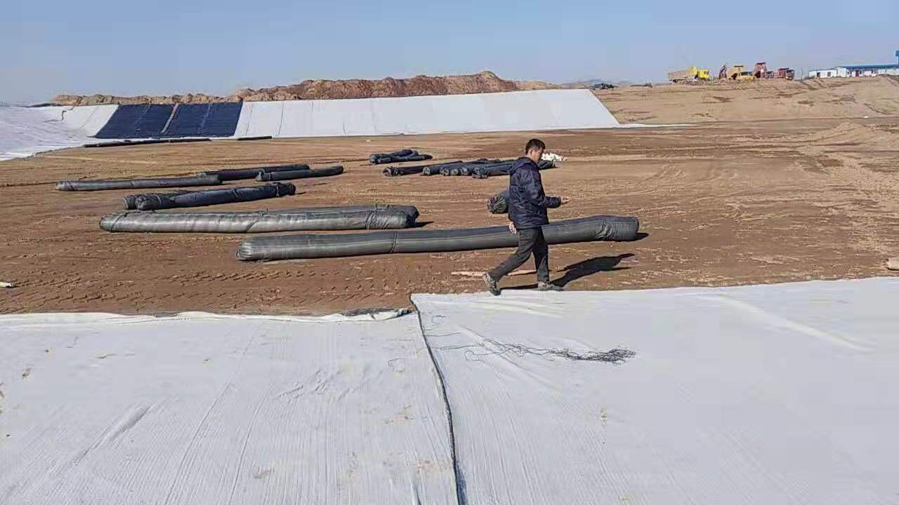 濕法堆浸滲漏阻隔技術屏障層包括哪些結構？