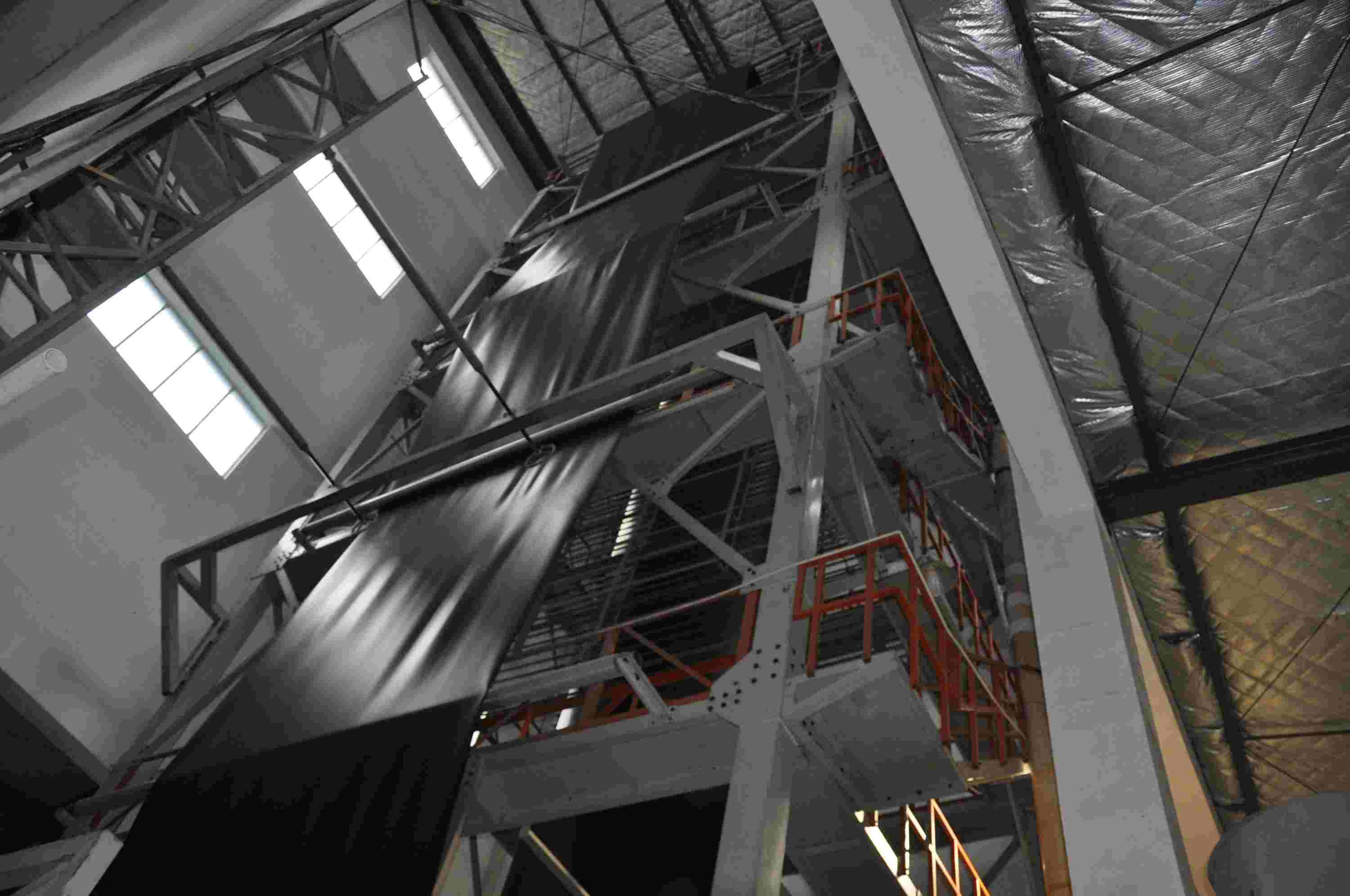 復合土工膜在路堤頂層與混凝土形成完全封閉的防滲體系