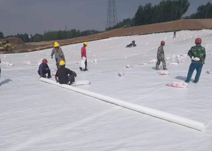 復合土工膜與防滲墻錨固端預留接頭方法