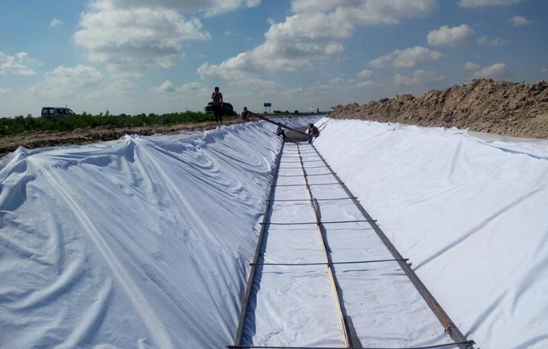 土工膜鋪設(shè)正式開始前，必須嚴(yán)格檢查基礎(chǔ)本身的平整度