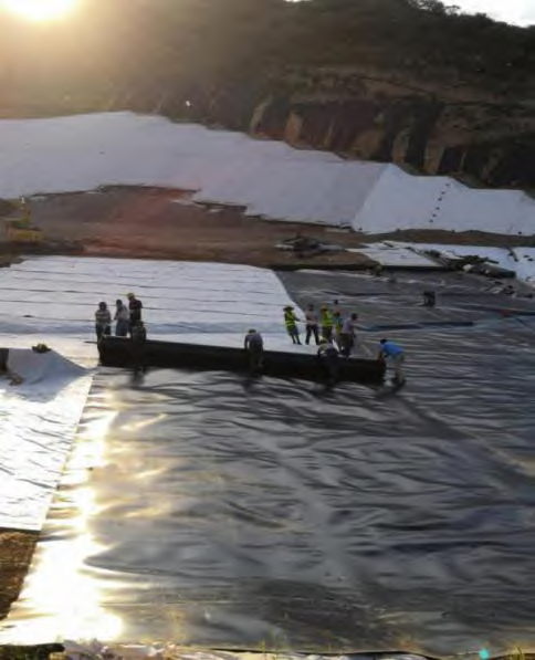 鋪設HDPE土工膜時膜的方向應當盡量與最大坡度線平行(圖1)