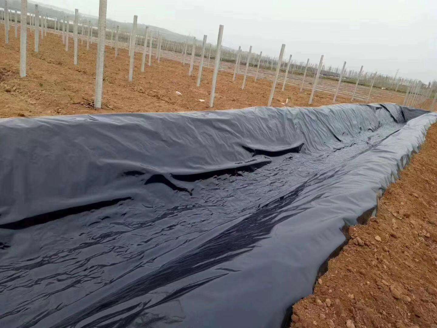 土工膜常用于垃圾填埋場(chǎng)、水庫(kù)等，其滲透性能極其重要