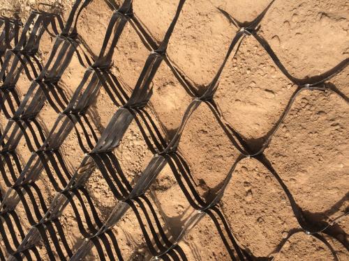 排水土工格柵由于排水、快速消散孔壓的作用