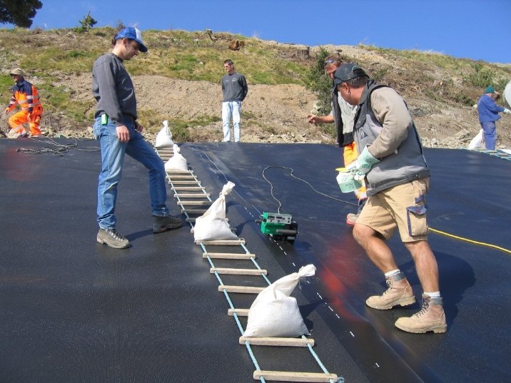 地形地貌與地質構造是巖土工程是否穩(wěn)固的首要影響要素