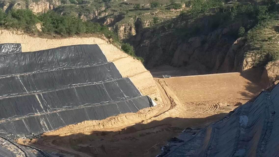 高密度聚乙烯土工膜主要用于填埋場(chǎng)、景觀湖泊和池塘