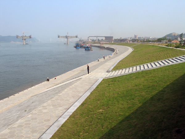 土工膜防滲體與周?chē)慕ㄖ镞B接施工工作