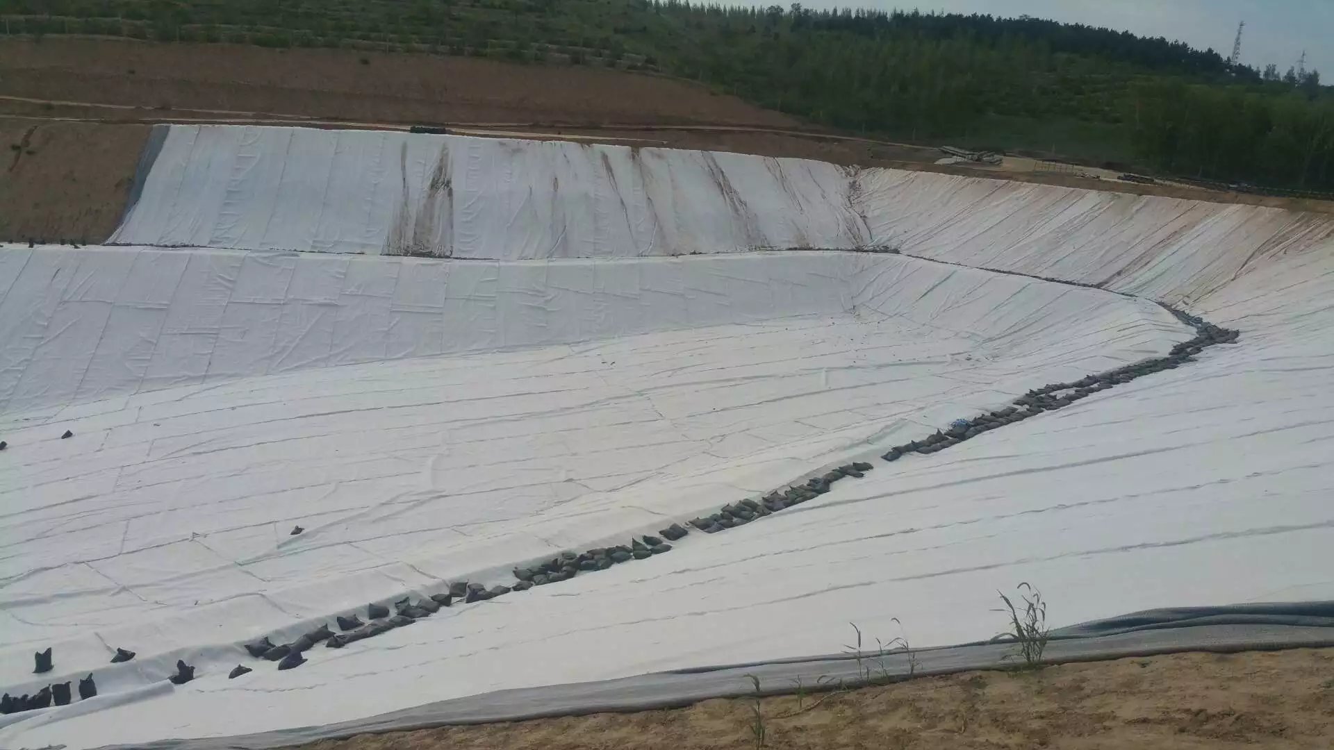 土工膜在水池防滲材料設(shè)計(jì)中的抗浮問題(圖2) 土工膜在水池防滲材料設(shè)計(jì)中的抗浮問題