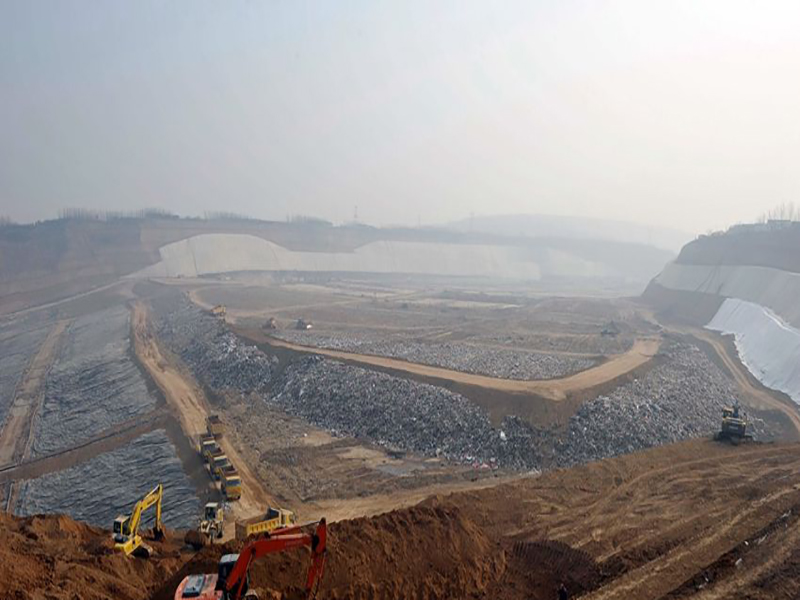 土工膜在垃圾填埋場的邊坡設(shè)計中選擇合適的邊坡角度