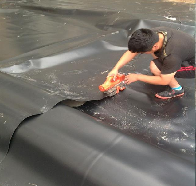 HDPE防滲膜焊縫搭接面需要保持干凈嗎？